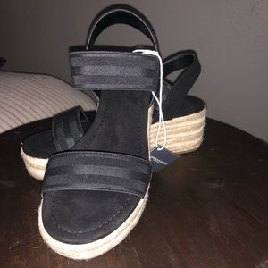 Wedge/Platform Sandals - Elastic Strap - Black